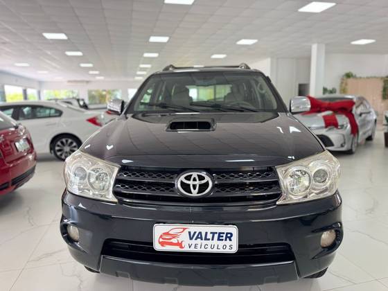 TOYOTA HILUX SW4 3.0 SRV 4X4 7 LUGARES 16V TURBO INTERCOOLER DIESEL 4P AUTOMÁTICO